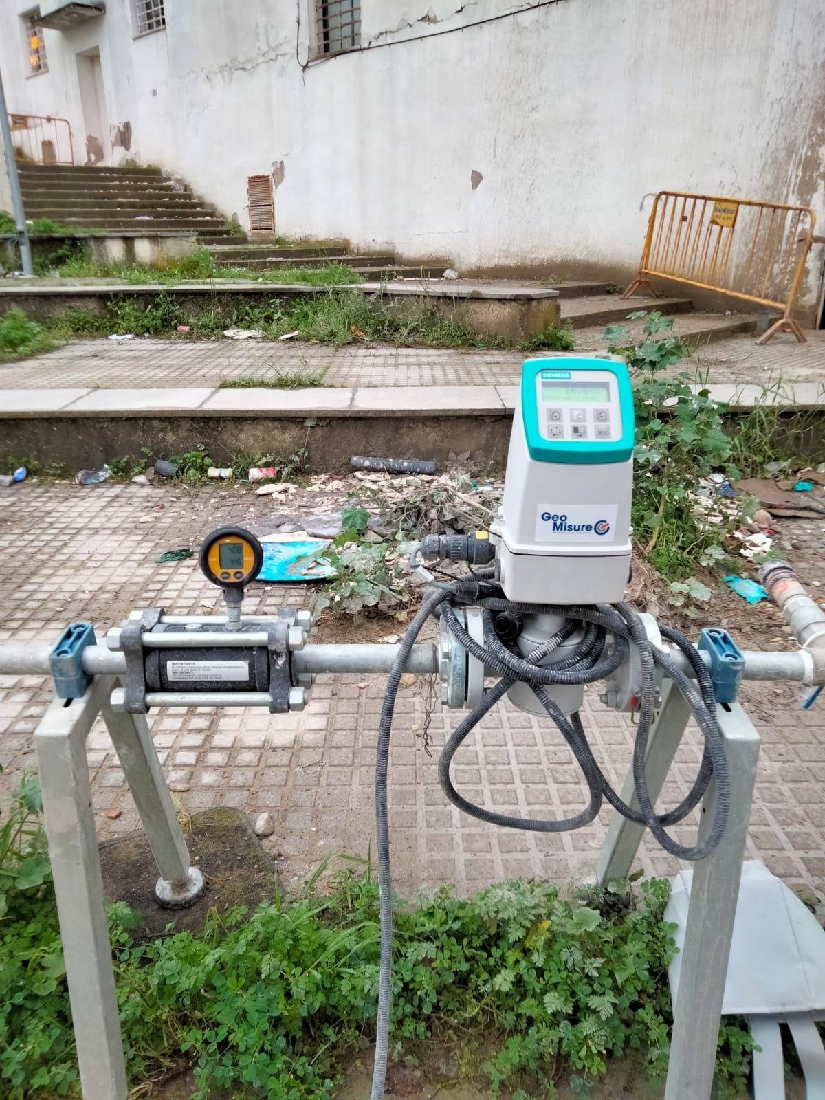Electromagnetic flow meter and digital pressure gauge fitted on the grouting line, on a steel frame on the pavement.