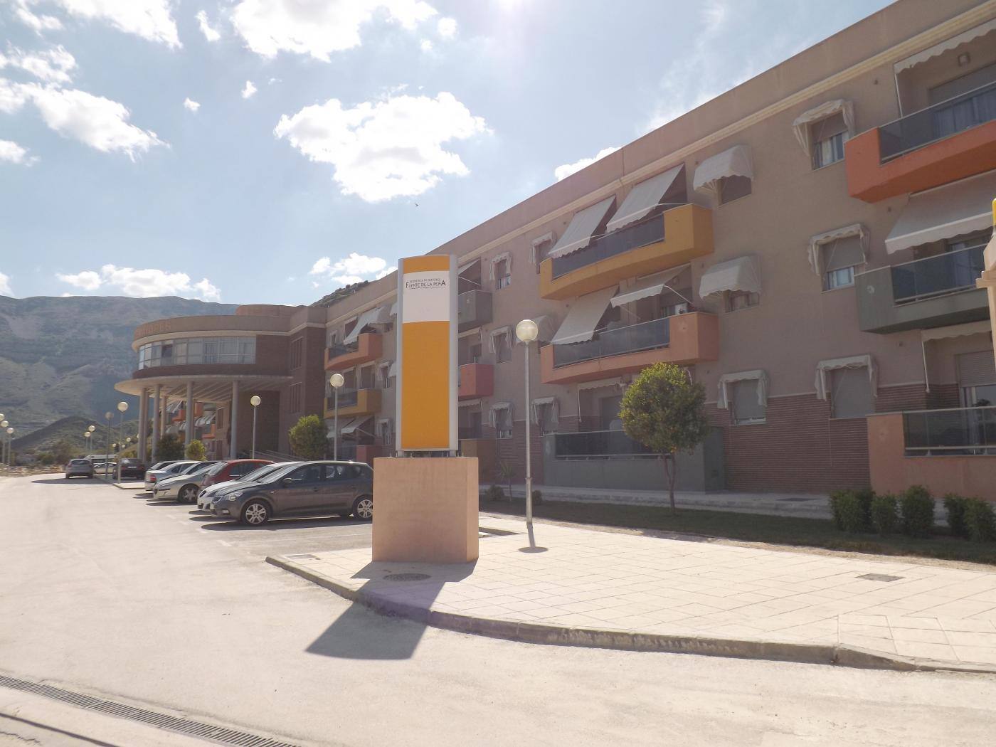 Exterior de la Residencia de Mayores Fuente de la Peña en Jaén, con su señalización en primer plano.