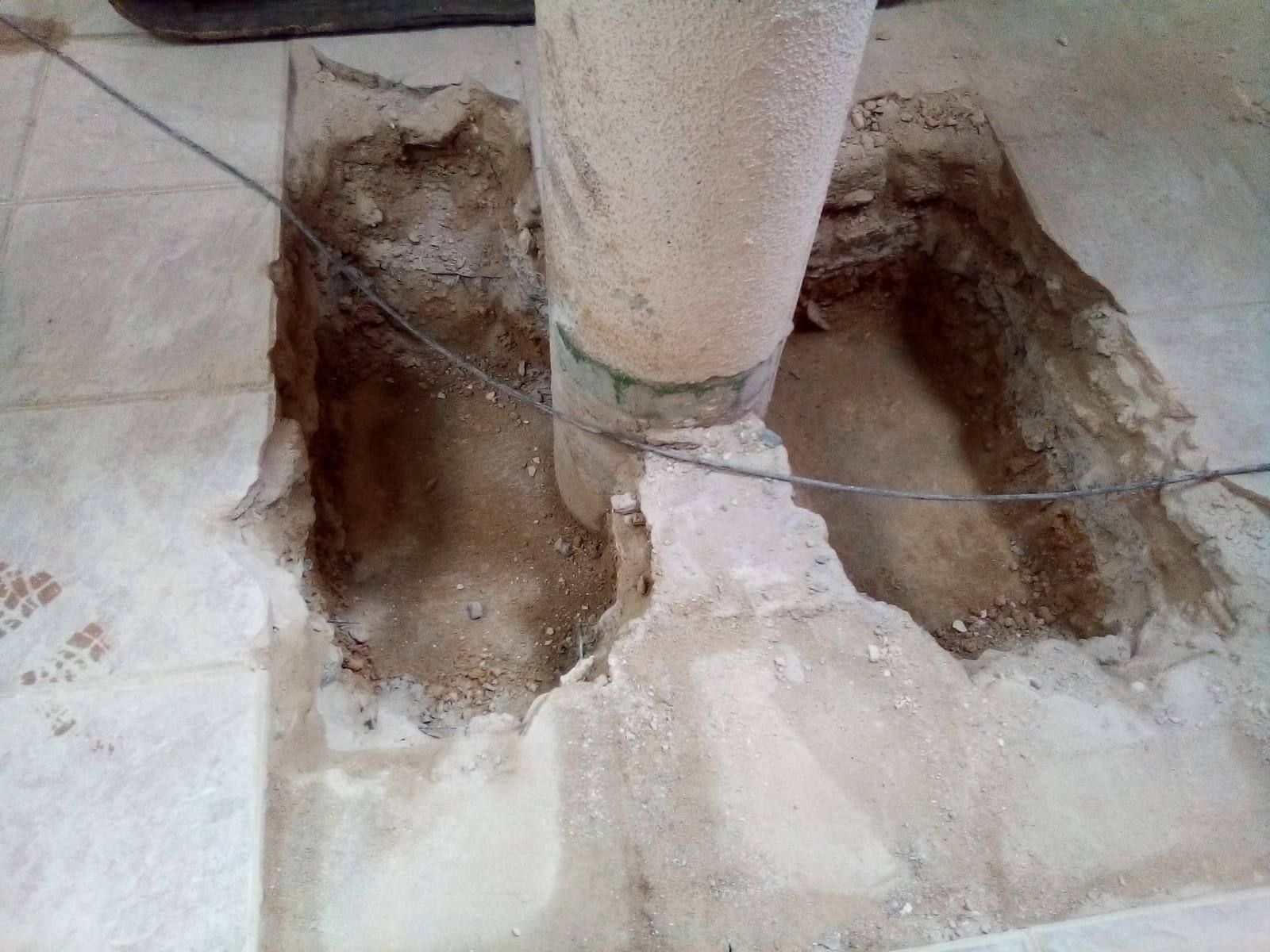 Excavación al pie de un pilar cilíndrico, que muestra un apoyo superficial sobre el terreno.