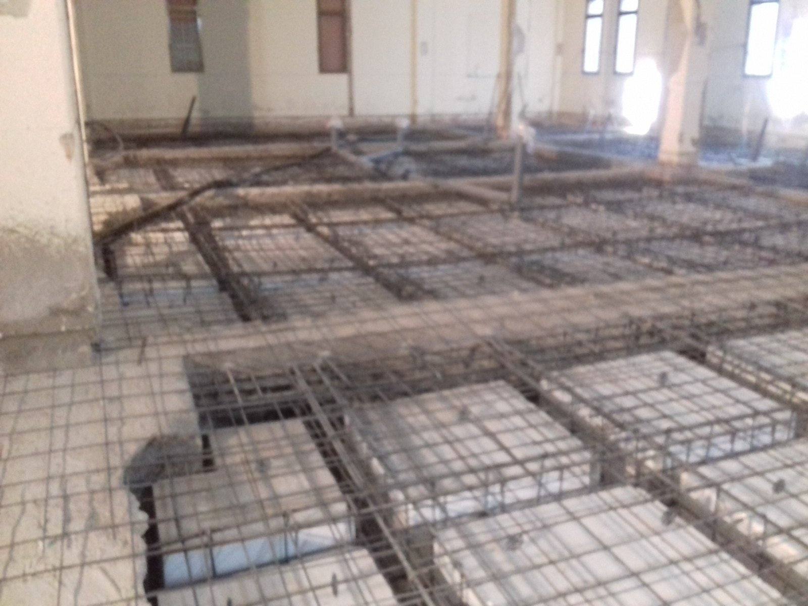 Planta baja del templo con la retícula de nervios armados y casetones de la losa aligerada extendida entre los pilares.