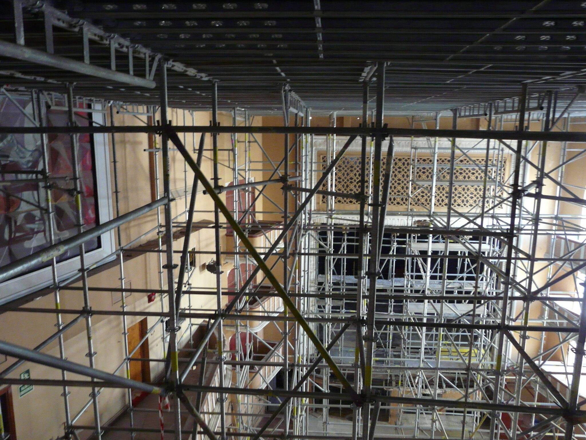 Torres de cimbra modular arriostradas con diagonales que ocupan la altura de la sala, entre los palcos y la celosía de la embocadura.